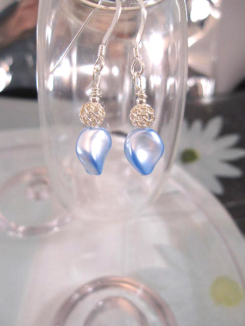 Swarovskipärlor o Meshpärlor örhängen - Ljusblå/Vriden