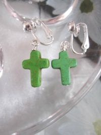 Clips örhängen med Kors - Symbol/Howlit/Grön