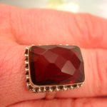 Röd Kvarts ring - Fasett/Kant