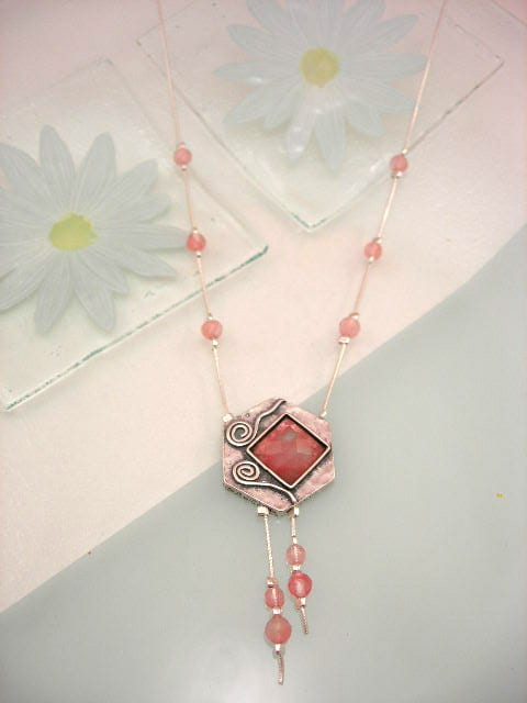 Silver halsband med Körsbärskvarts - Fasett/Kant