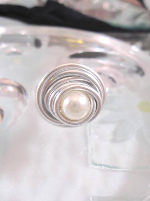Aluminium o Pärla ring - Inlindad/Vit/Justerbar
